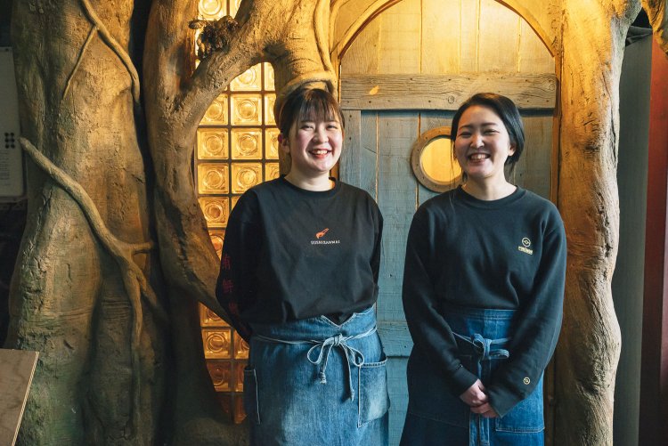 この日に出迎えてくれたのは、笑顔が素敵なスタッフの冬川さん（写真左）と星さん（写真右）。