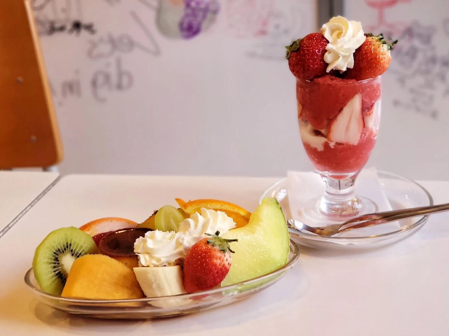 50年愛されるパーラーでプリンアラモードと苺パフェを味わう フルーツパーラーフクナガ 黒猫スイーツ散歩 四谷編 さんたつ By 散歩の達人