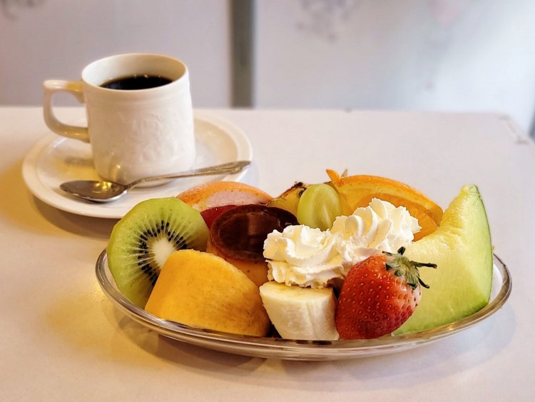 プリンアラモード 1200円。珈琲 セット 300円、単品 450円。