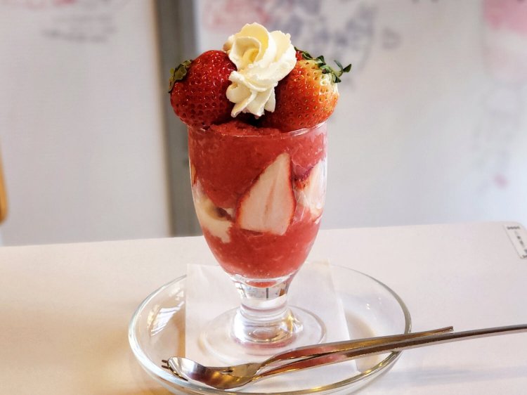 季節限定 苺パフェ 1300円。