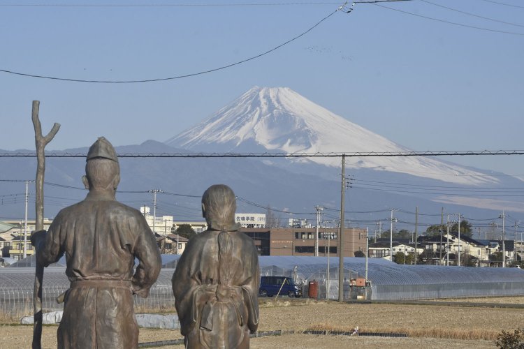 雄大な富士の山が。当時は宝永山の火口はなかった。