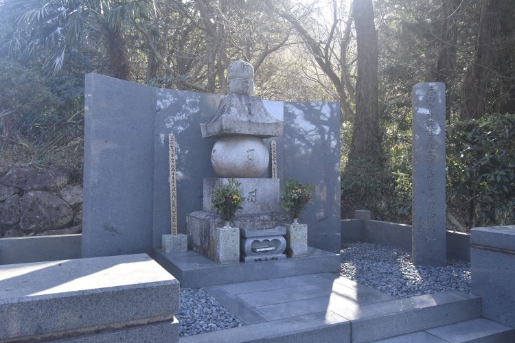 源氏再興の戦いにおける最初の犠牲者・山木兼隆の供養塔。平成２年（1990）に建立された。