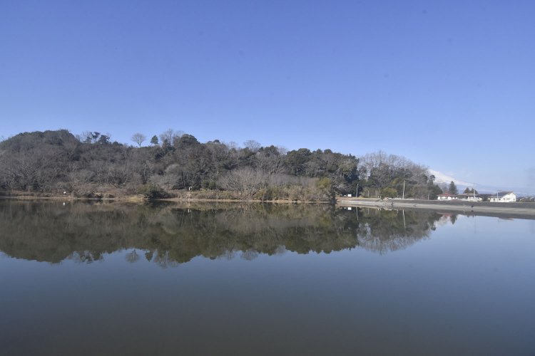 城池のほとりには戦国時代に築かれた韮山城が聳（そび）えている。