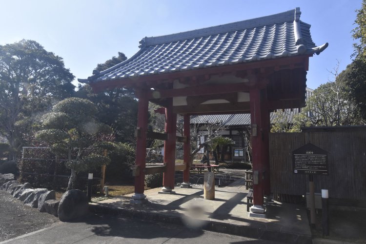 頼朝の館があったと言われている光照寺。