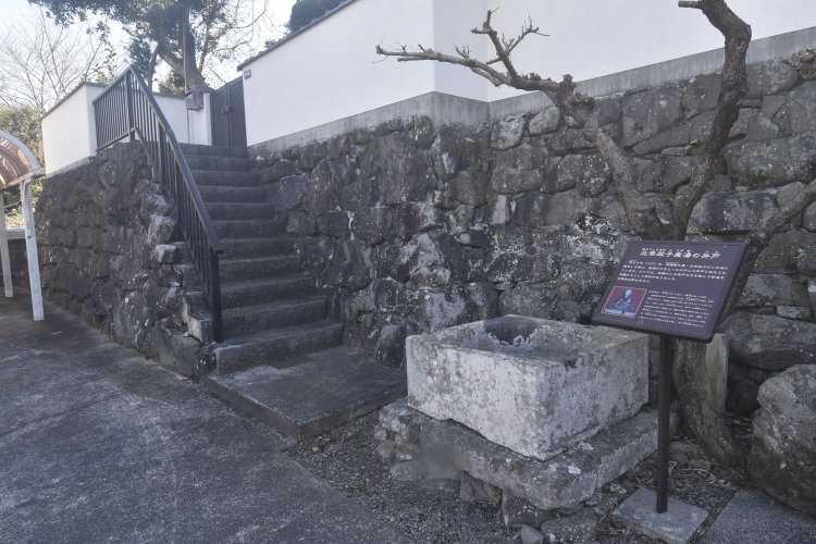 民家の門前に残されている産湯の井戸。