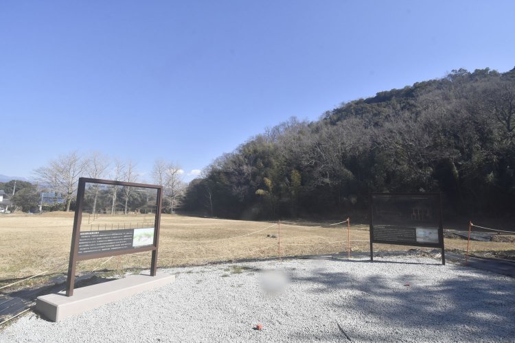 思いのほか広大な敷地に驚かされる北条氏邸跡。解説版に描かれた建物の想像図を透かして見ると当時の様子が思い浮かぶ。