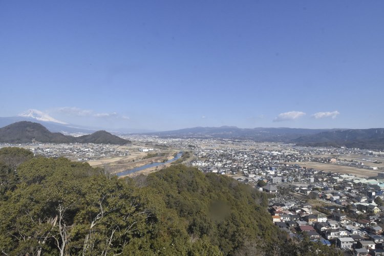 狩野川を境に左手は江間の地。北条氏の館と向かい合う位置関係。