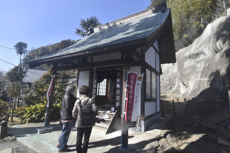 八重姫を祀る静堂。梯子（はしご）があれば助けられたという言い伝えから、小さな梯子が供えられている。