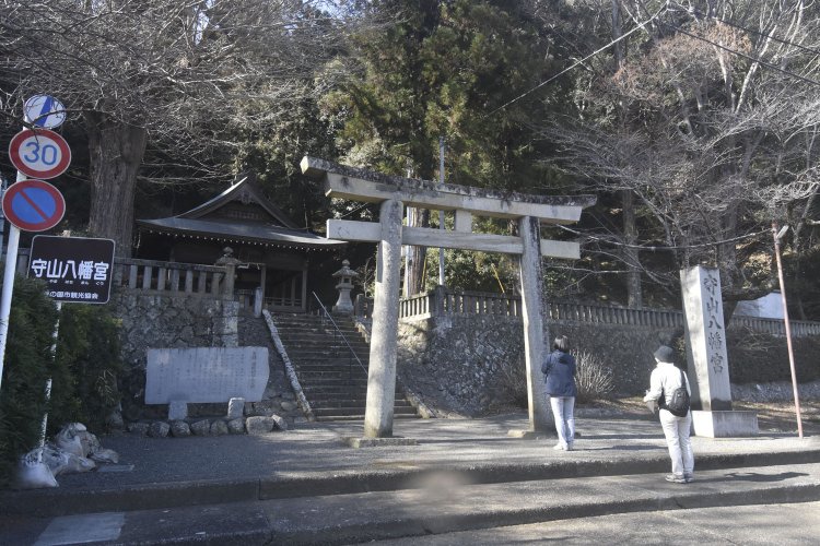 願成就院の山門の奥に位置する守山八幡宮。