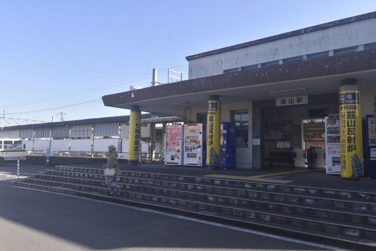 素朴な雰囲気を残す伊豆箱根鉄道の韮山駅。