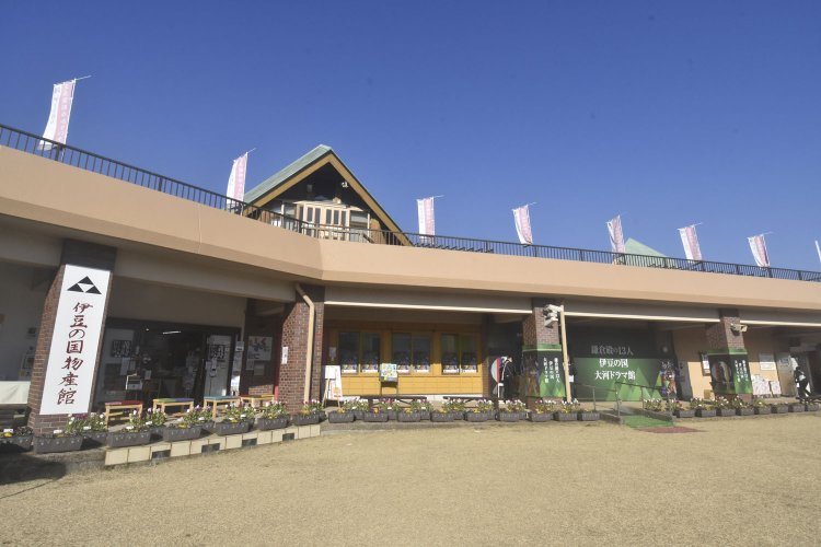 韮山駅の線路を挟んだ向かいに建つ大河ドラマ館。