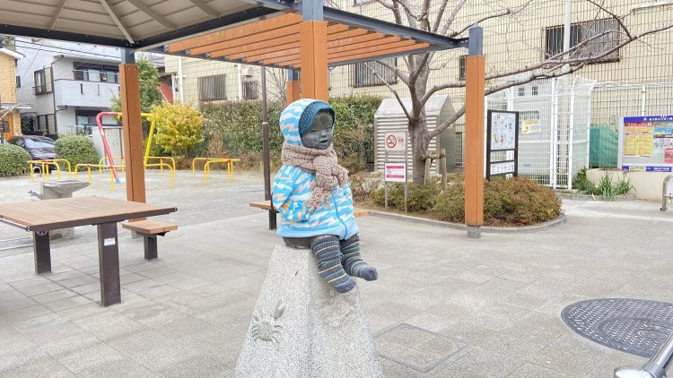 三ツ木公園には、現在「みっくん」の愛称で親しまれている子供の像が。季節ごとに服が変わるのもいい。