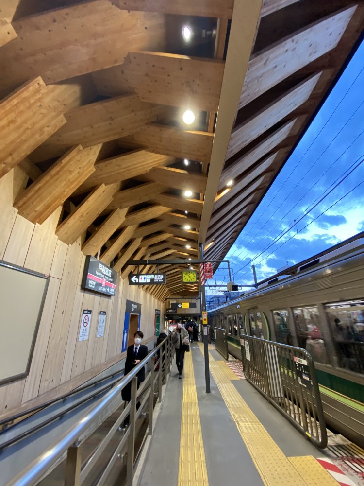 東急池上線戸越銀座駅。近年リニューアル工事が行われ、木製の美しい駅舎になった。