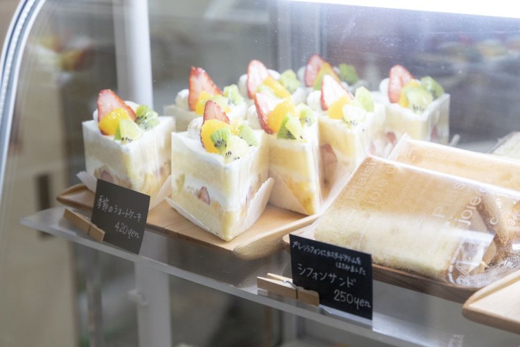 不定期でケーキも登場。