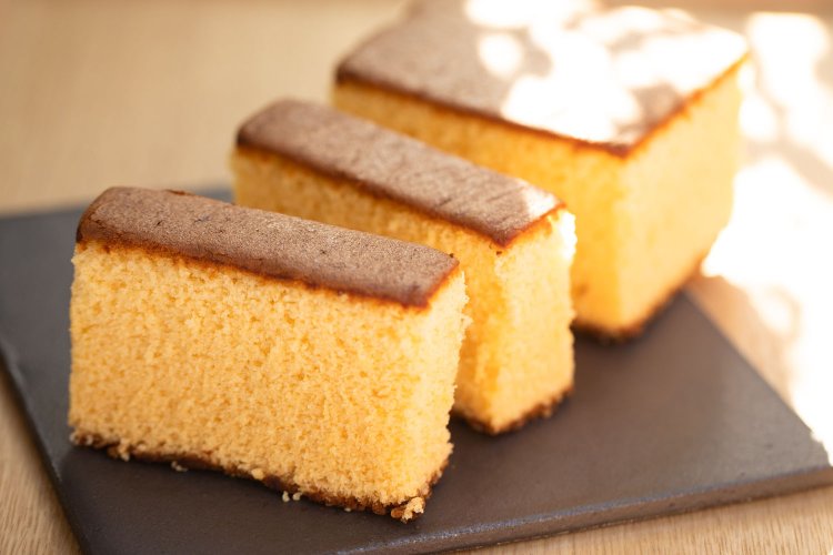 カステラ（ハーフ）650円。数量限定の切り落とし450円もあり。