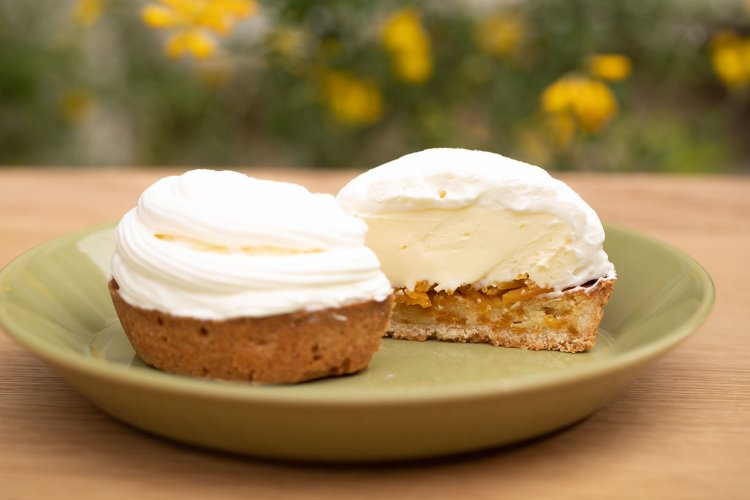 全粒粉クッキーが土台のフロマージュ クリュ オランジュ650円。生クリームの下にレアチーズと自家製オレンジピールが潜む。こちらも季節限定。