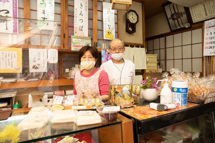 1953年創業。店主夫妻の鯨井博さん、恵子さんが迎えてくれる。