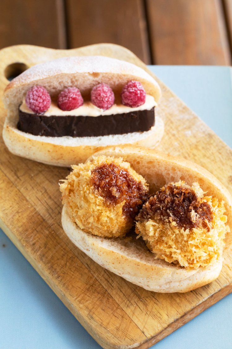 濃厚ショコラのくちどけチョココッペ 319円（テイクアウト313円）。ビストロコロッペ286円（テイクアウト280円）。