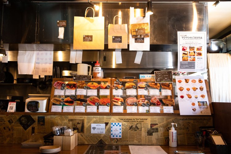 注文後に作ってくれ、アリゴのコロッケは揚げたてを挟む。すぐ受け取りたい人は予約を。