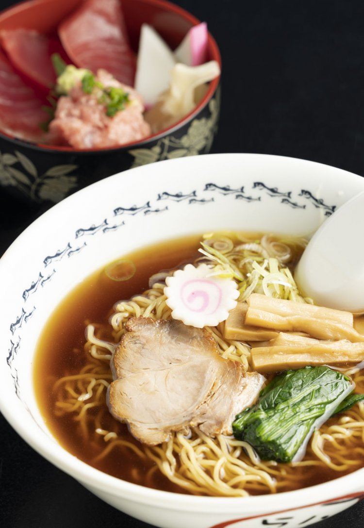 八戸ラーメン550円。ミニ丼セットは1050円で、マグロ丼、ネギトロ丼、マグロユッケ丼、天丼から選べる。