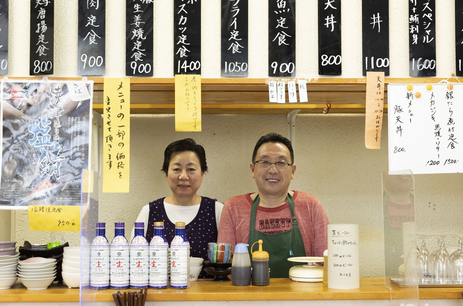 繁田さんと妻・則子さん。繁田さんは店を始める前、市場で競り人をやっていた。