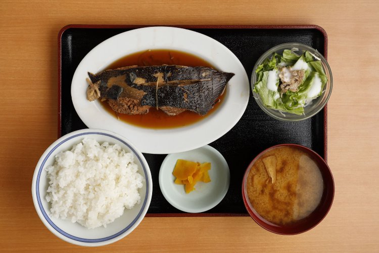 今日のサービス定食850円は子持ちのアサバガレイの煮付け。サラダと漬物、日替わり味噌汁付き。