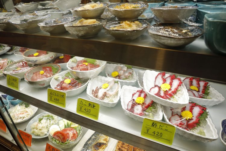 常連がまずのぞく冷蔵ショーケース。刺し身も絶品。