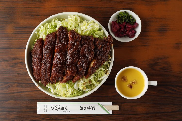 会津ソースカツ丼（チキン）900円。ランチはポタージュスープと味噌汁が選べる。