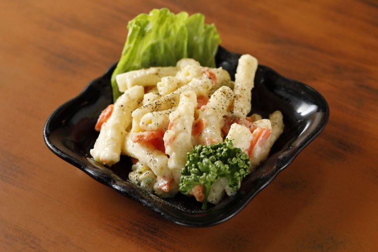 自家製マヨネーズのマカロニサラダ250円も人気。