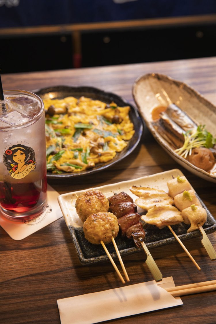 やきとりはささみ、やげんなんこつ各200円など。ニラ玉焼き550円、赤羽サワー500円。