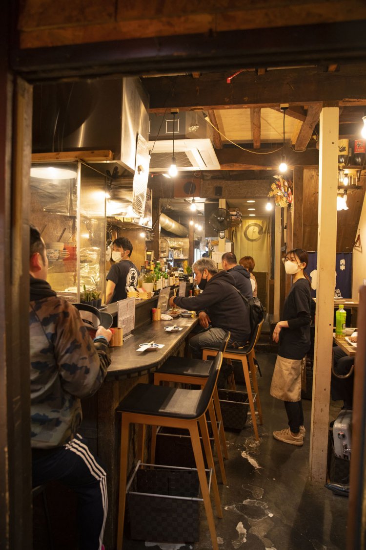 店舗前面がガラス張りになっており、店の雰囲気が外からわかりやすい。2階にもテーブルが2卓。「お客の目の前で焼くLIVE感も大切にしてます！」。