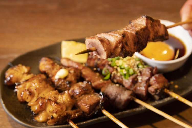 レバー120円（手前）、左からシロ、あみレバ、上タン各160円、上ハラミ230円。ほんのり紅が差した美しき焼き具合。