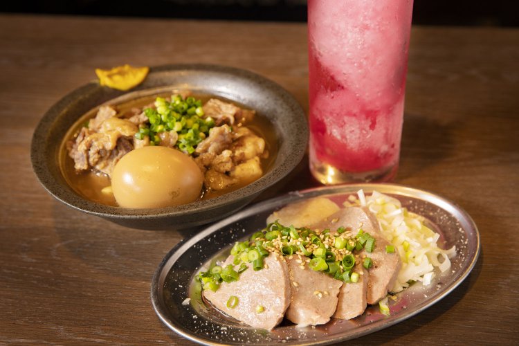 低温調理のとろれば刺500円、牛すじを煮込む肉豆腐480円と煮玉子120円。シャリバイス500円は1人3杯まで！