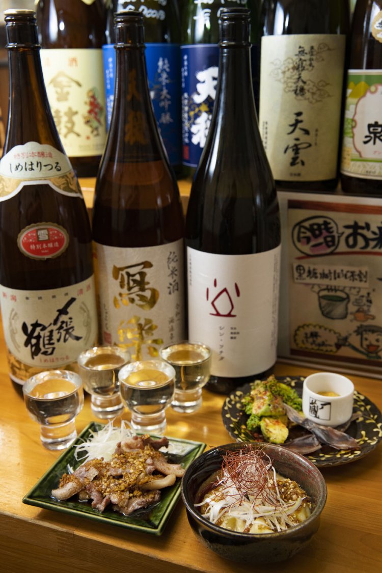 毎週水曜にリストが変わる飲み比べセット4杯1100円。当日は土田酒造のシン･ツチダなど。極上タレのワンタンや脂が甘い猪焼き、すぐ出るおつまみセット各500円。