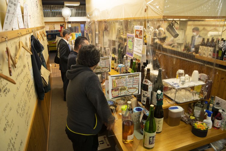 壁には有名蔵元たちの直筆サインも。