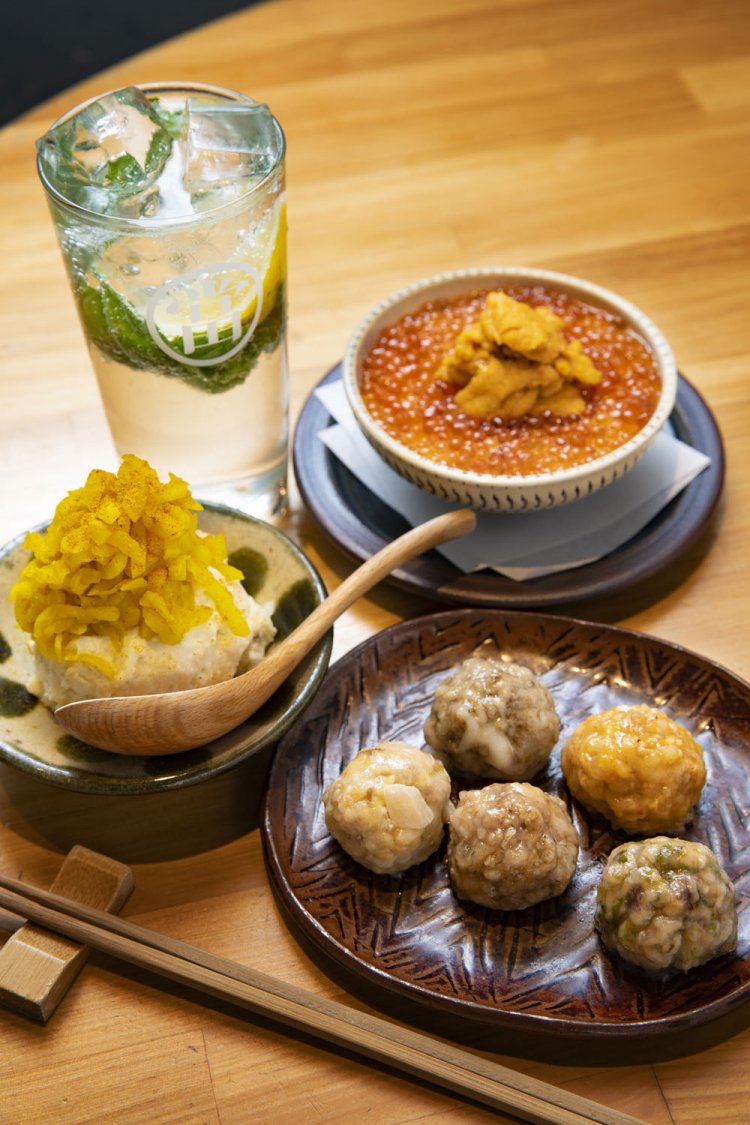 蒸しつくね5種968円、定番のポテサラ418円、雲丹といくらの出汁温プリン1078円。