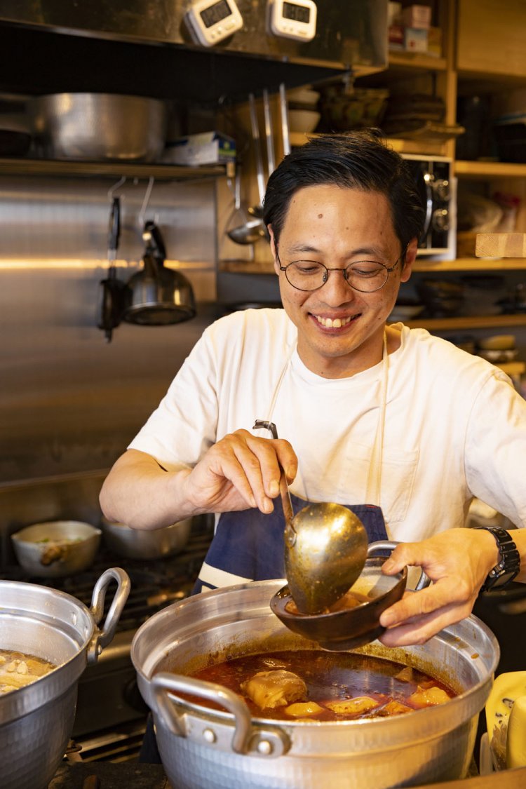 「豚足煮込み豆腐や鶏皮煮込みもおすすめです」と店長。