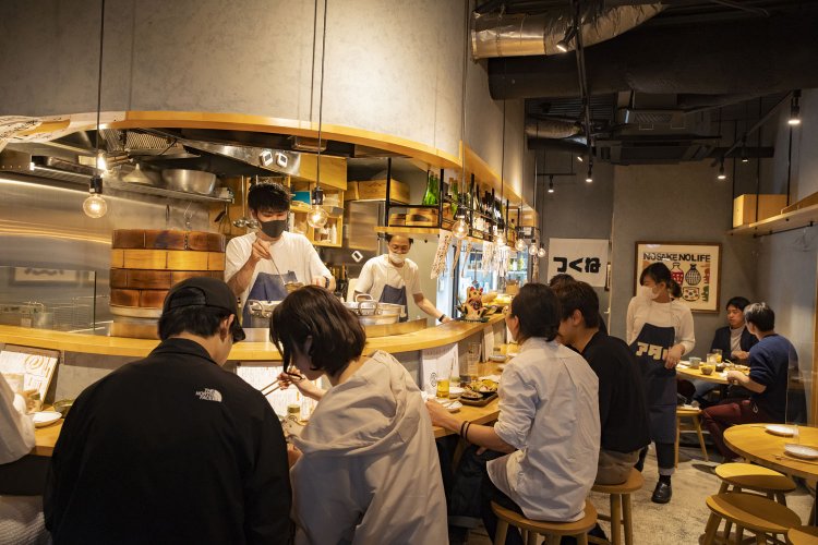 カウンターは全11席。奥に個室も。心配り・目配りの行き届いた愛想のいい接客が心地よい。「蒸しつくねは1カ月に数種類が入れ替わります！」。