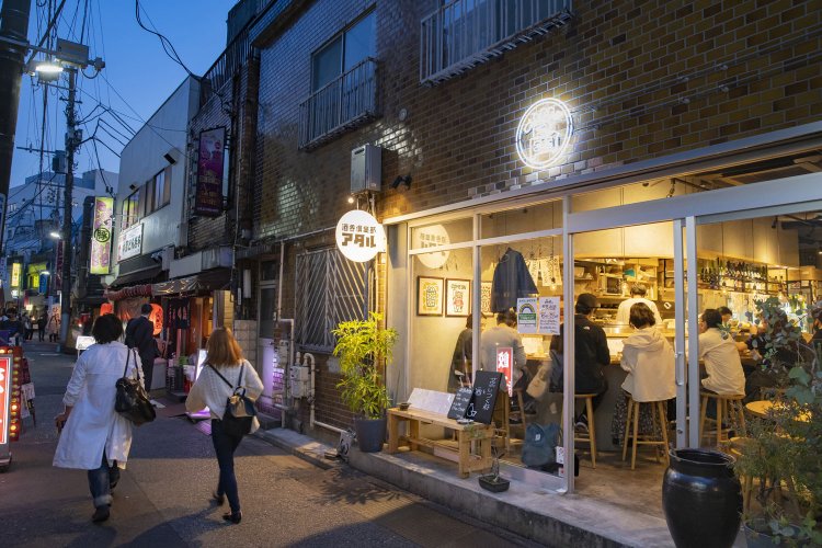 きれいなガラス張りの店舗が、飲み屋横丁で異彩を放つ。