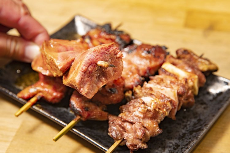 レバー（手前）220円、右からナンコツ、スタミナ、シロ各264円。各2本の値段で注文は2本単位。店主は北千住の名店『加賀屋』で修業 。