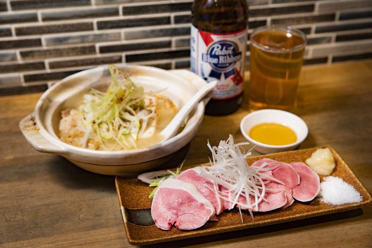 タン刺550円、シロと絹豆腐が入る煮込み358円。