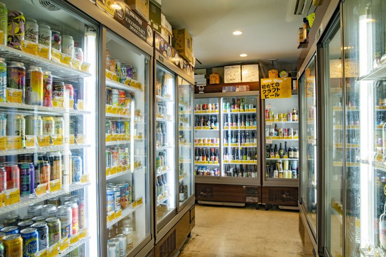 国別にビールが並ぶ冷蔵庫。