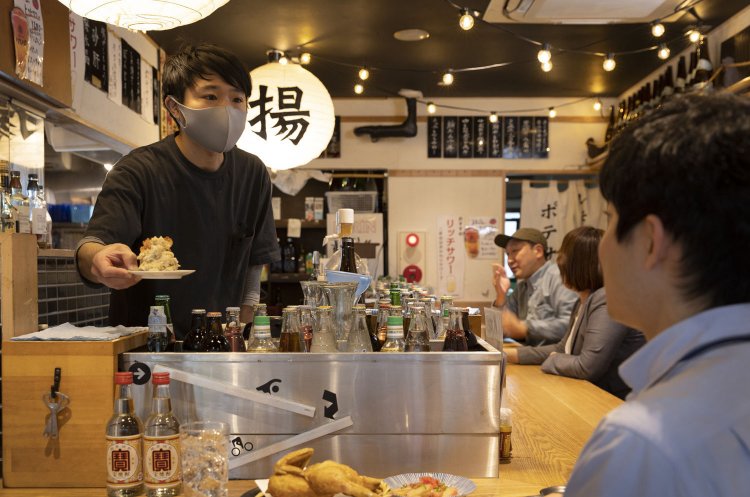 「揚げ物ができるまでは、早くお出しできる“アテ”の欄に書かれたメニューで、お酒を楽しんでもらえれば」と店長の滝澤さん。