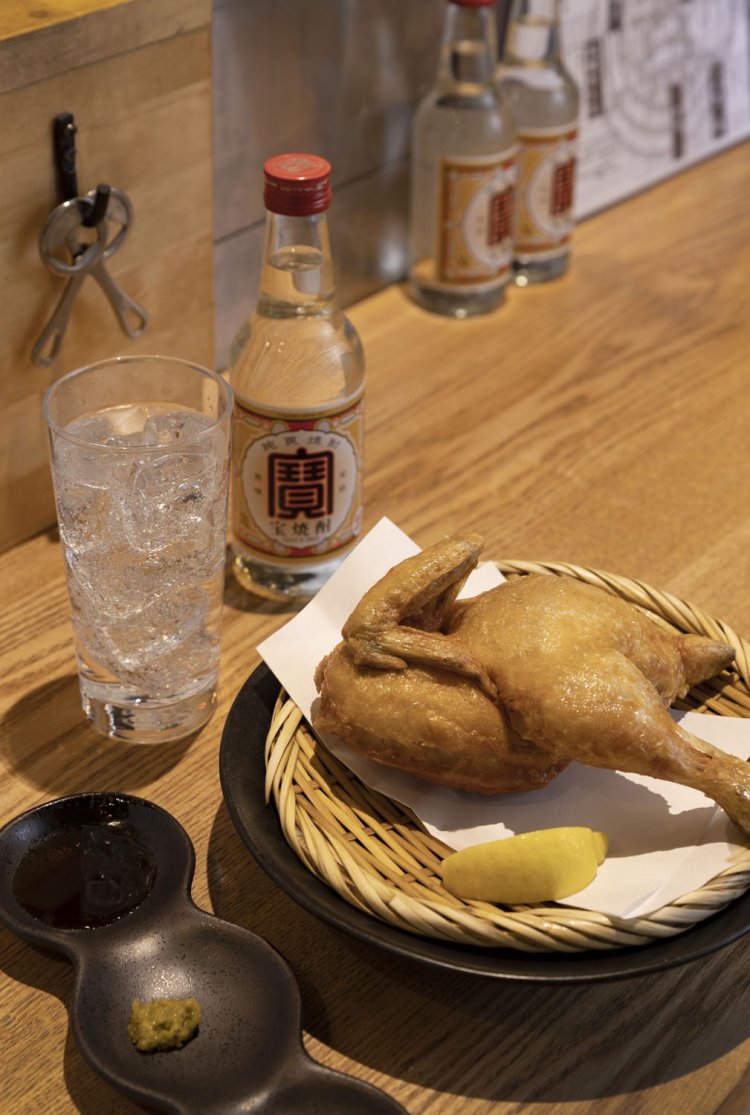 大山鶏パリパリ半身揚げ1078 円は食べやすいサイズにカットしてくれる。宝焼酎360㎖990円。これ1本でチューハイ4～5杯分。