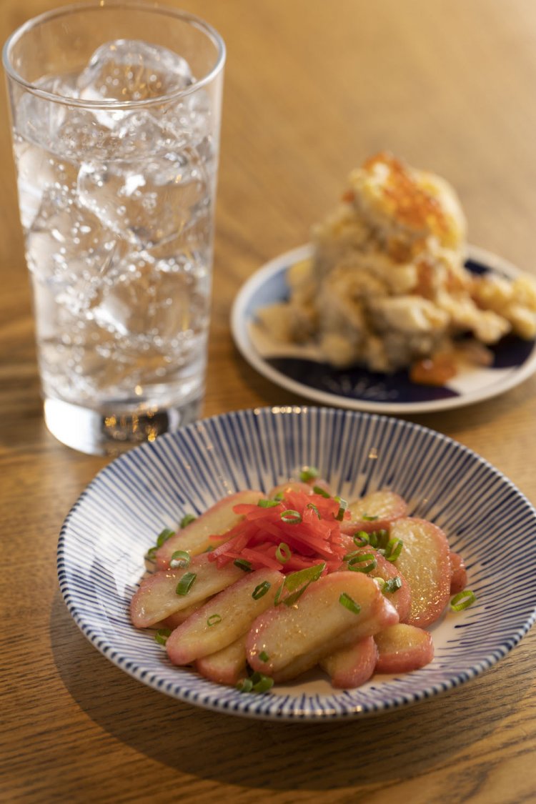 かまぼこバター醤油生姜のせ462円、いぶりがっこや生クリームが入る手作りポテトサラダ583円。