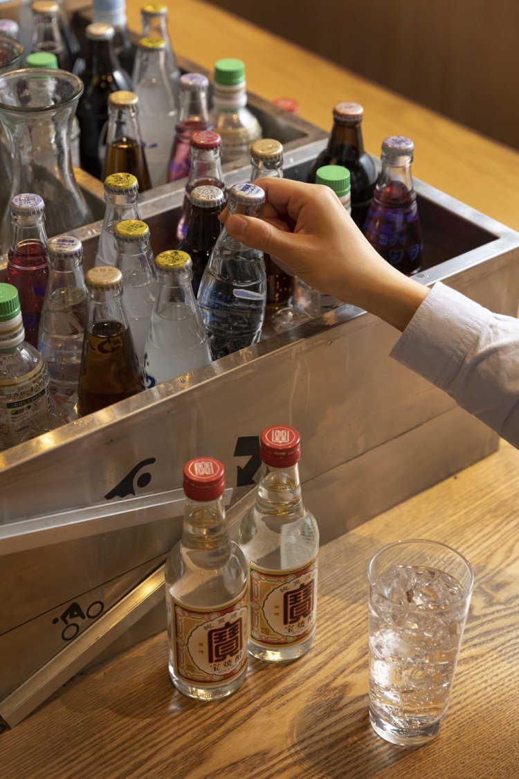 約12種の割り材を氷冷ボックスにどぶ漬け。