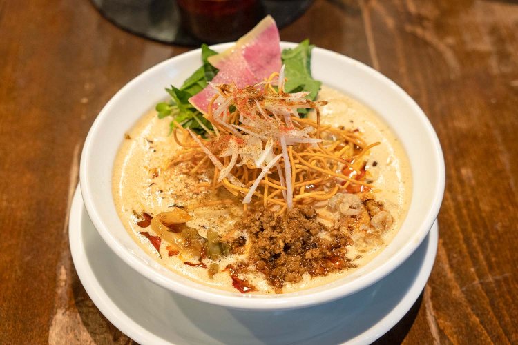 担々麺830円。ソースと呼びたくなるカプチーノ仕立てのスープ。ザーサイ炒め、ひき肉、干しエビが味に変化をもたらす。