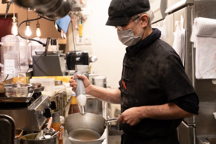 オーナーの菊地透さん。スープをブレンダーで撹拌中。