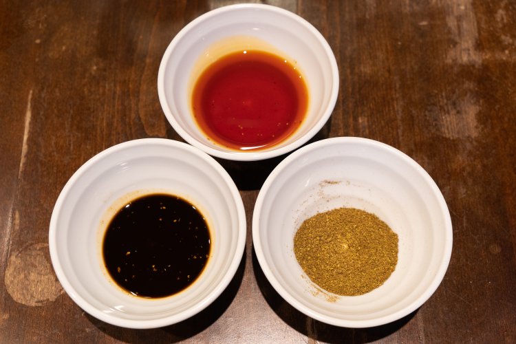 辣油（上）、焦がし麻辣油（左下）、2種類をブレンドした花山椒（右下）。全て自家製。