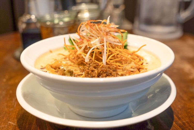 こんもり盛られた揚げ麺はパリパリ。